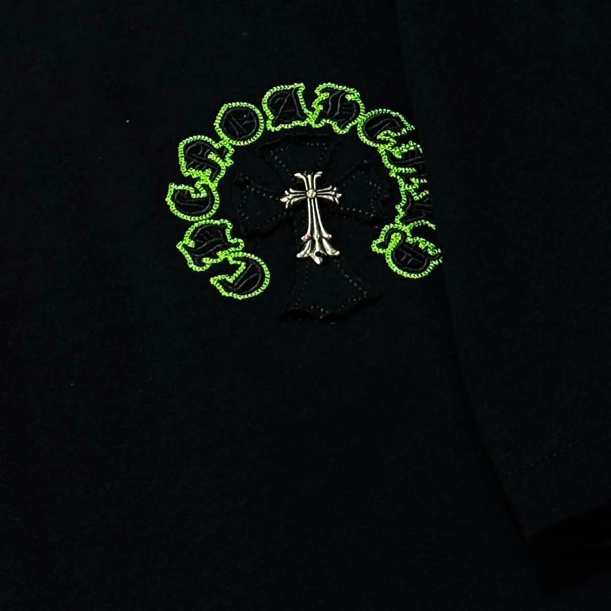 P180 Chrome Hearts 25 high-end versions. The fabric is made of 300 grams of high-density pure cotton. It does not deform or shrink. It has three labels. It is the same style for men and women. Technology: patch embroidery + original development hardware. Color: white, black. SIZE: S-XL.